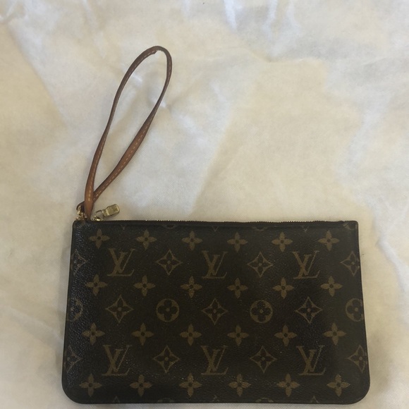Louis Vuitton wristlet - Picture 3 of 11
